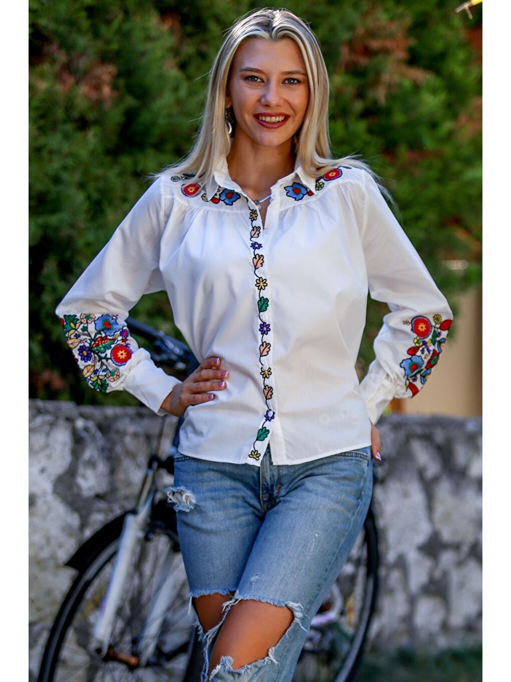 Beyaz Gömlek Yaka Balon Kol Yaka Ve Kol Ucu Nakışlı Dokuma Casual Bluz-2