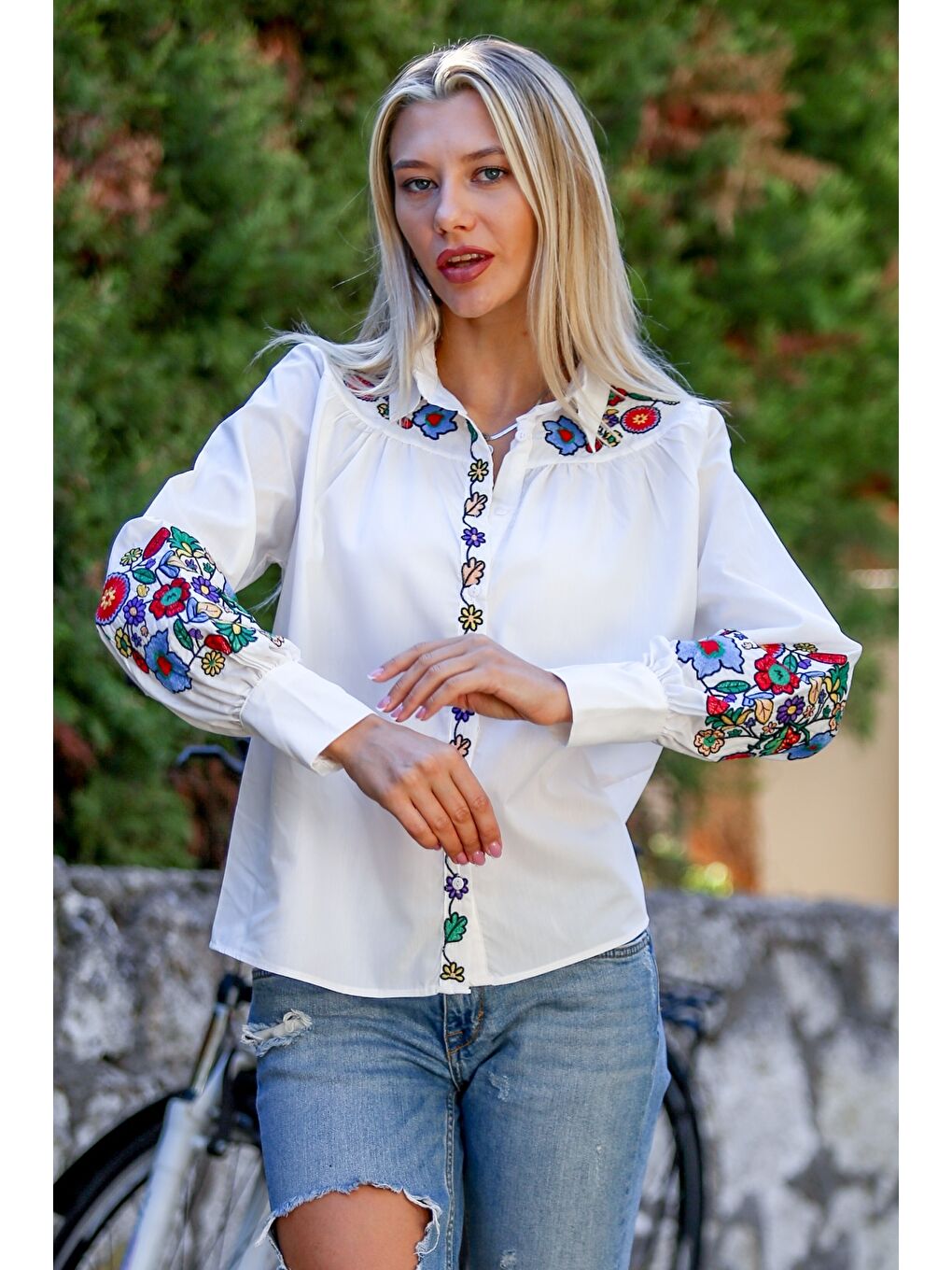 Beyaz Gömlek Yaka Balon Kol Yaka Ve Kol Ucu Nakışlı Dokuma Casual Bluz-3