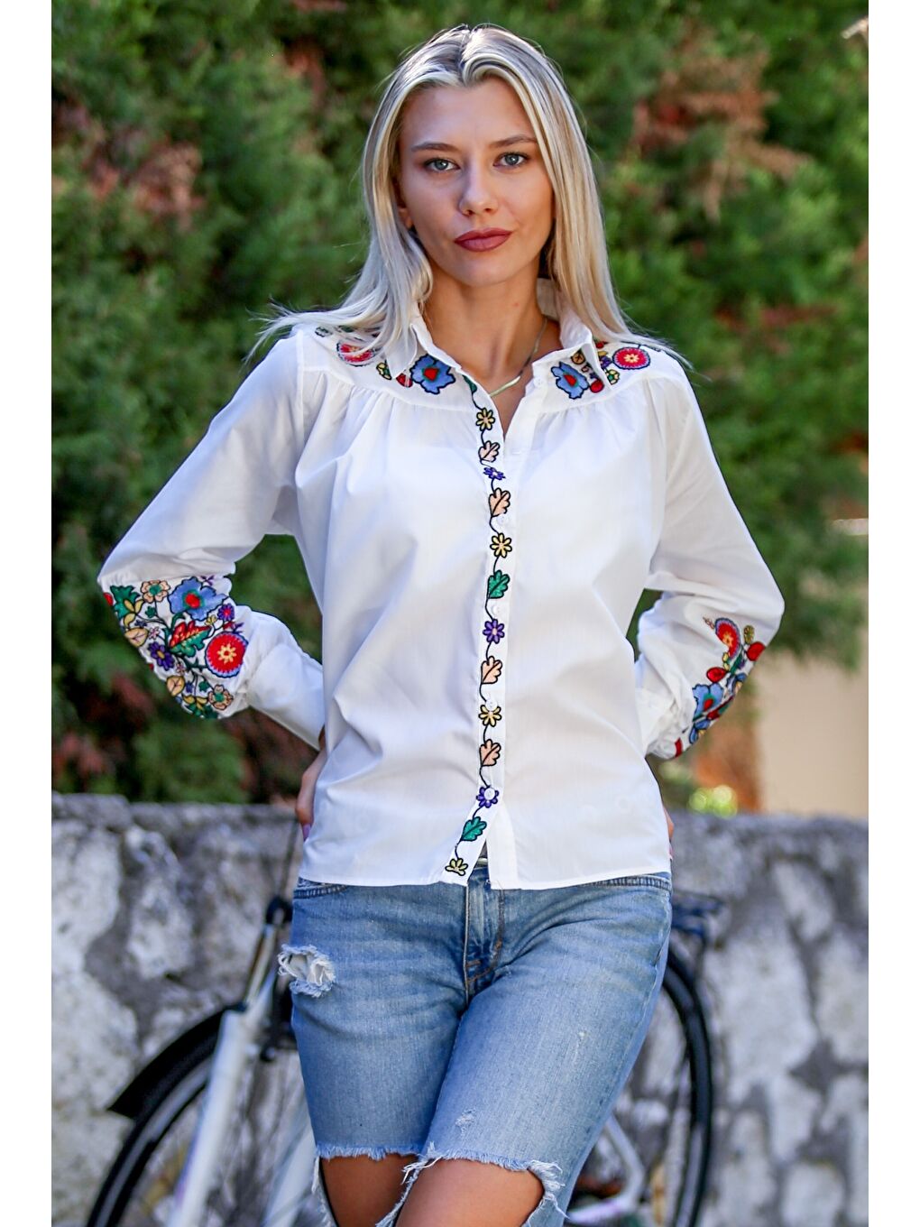 Beyaz Gömlek Yaka Balon Kol Yaka Ve Kol Ucu Nakışlı Dokuma Casual Bluz-4