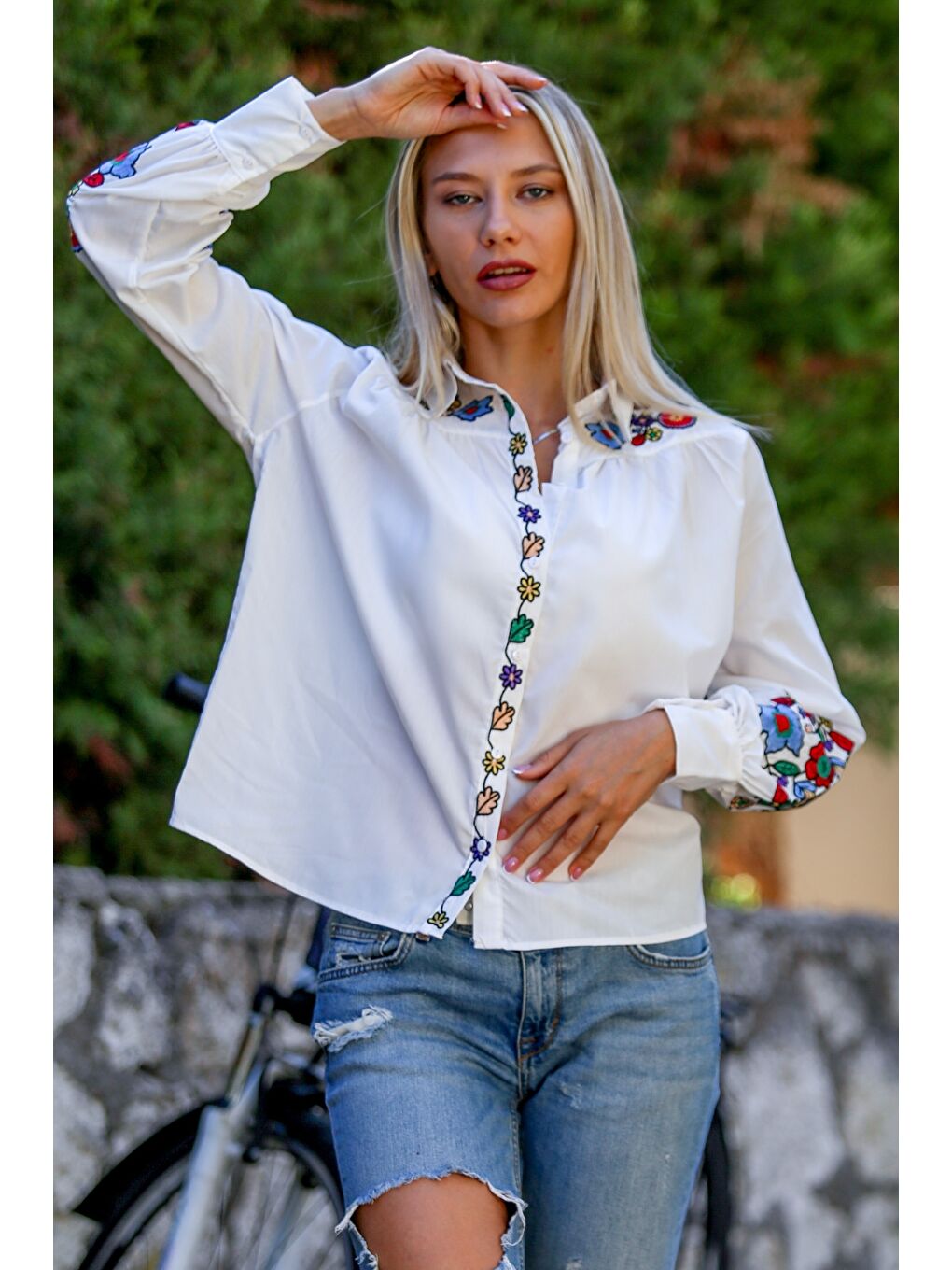 Beyaz Gömlek Yaka Balon Kol Yaka Ve Kol Ucu Nakışlı Dokuma Casual Bluz-6