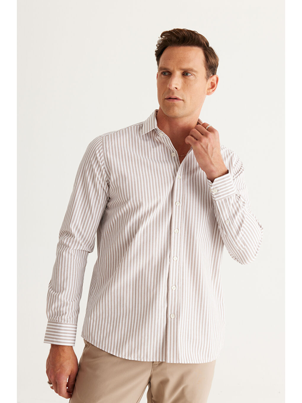 Erkek Beyaz-Kahve Slim Fit Dar Kesim Düğmeli Yaka Pamuklu Çizgili Gömlek-2