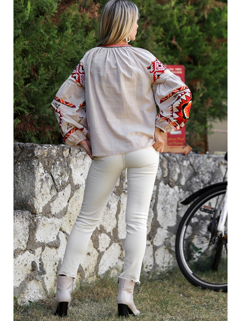 Bej Boyundan Bağlamalı Balon Kol Püsküllü Nakışlı Dokuma Casual Bluz-1