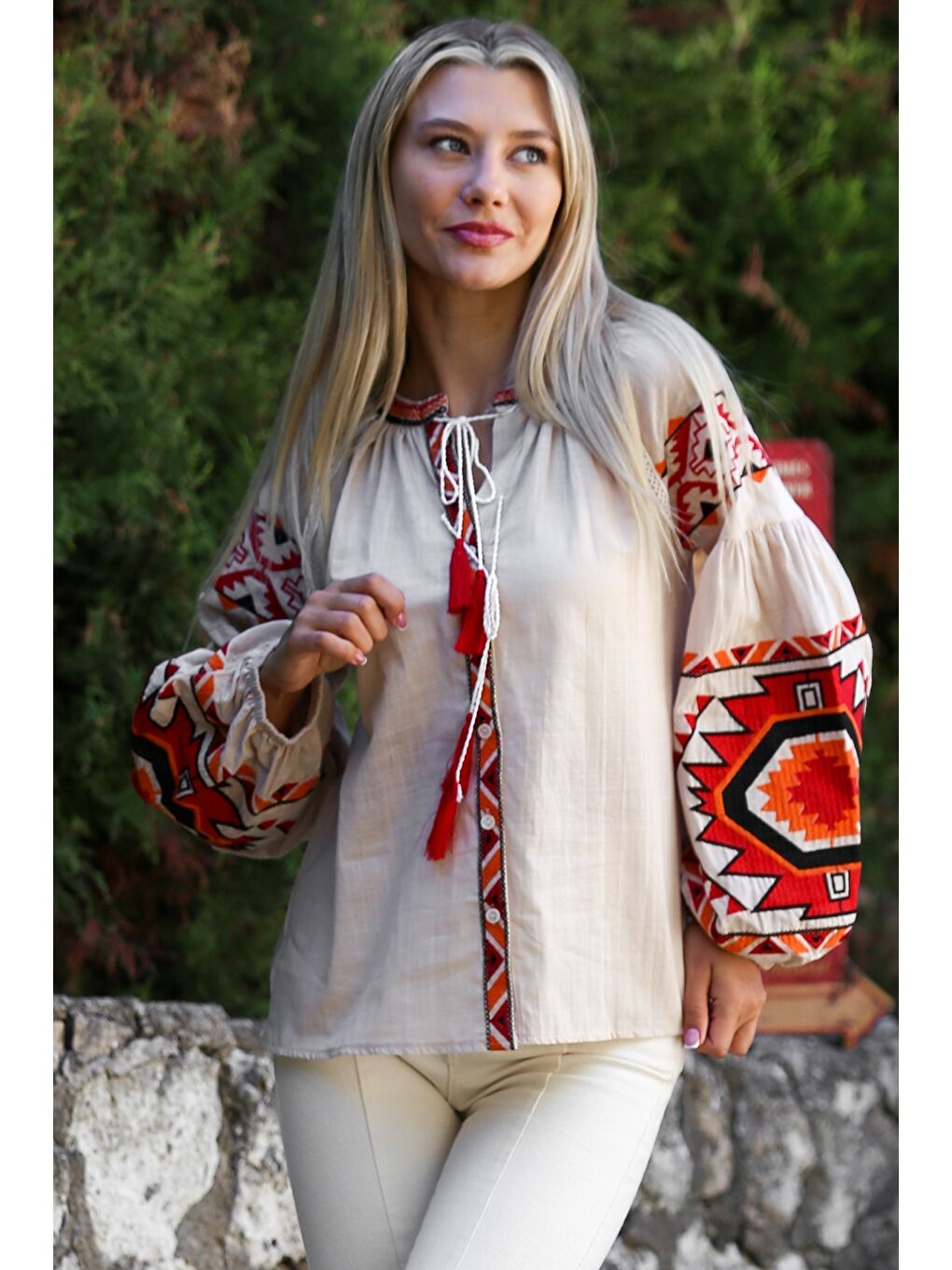 Bej Boyundan Bağlamalı Balon Kol Püsküllü Nakışlı Dokuma Casual Bluz-2