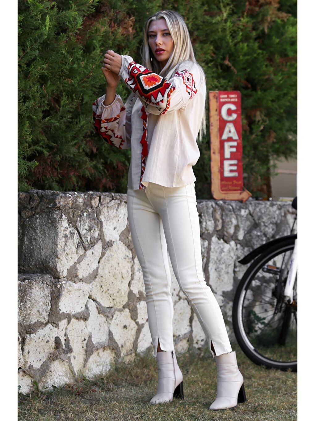 Bej Boyundan Bağlamalı Balon Kol Püsküllü Nakışlı Dokuma Casual Bluz-6