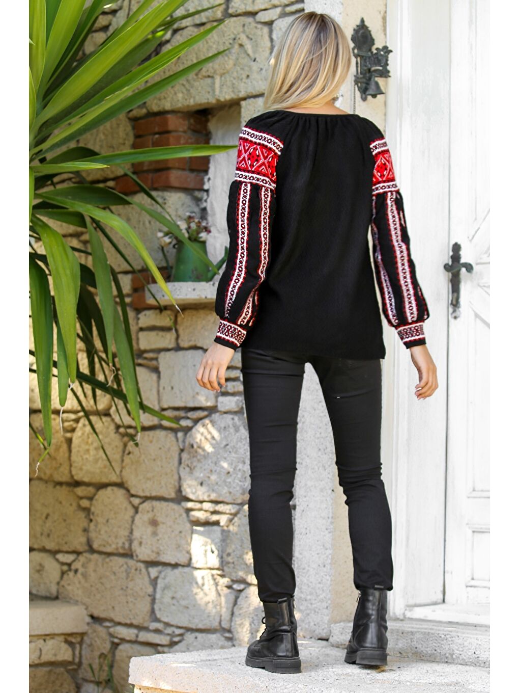 Siyah Boyundan Bağlamalı Balon Kol Ponponlu Triko Casual Bluz-1