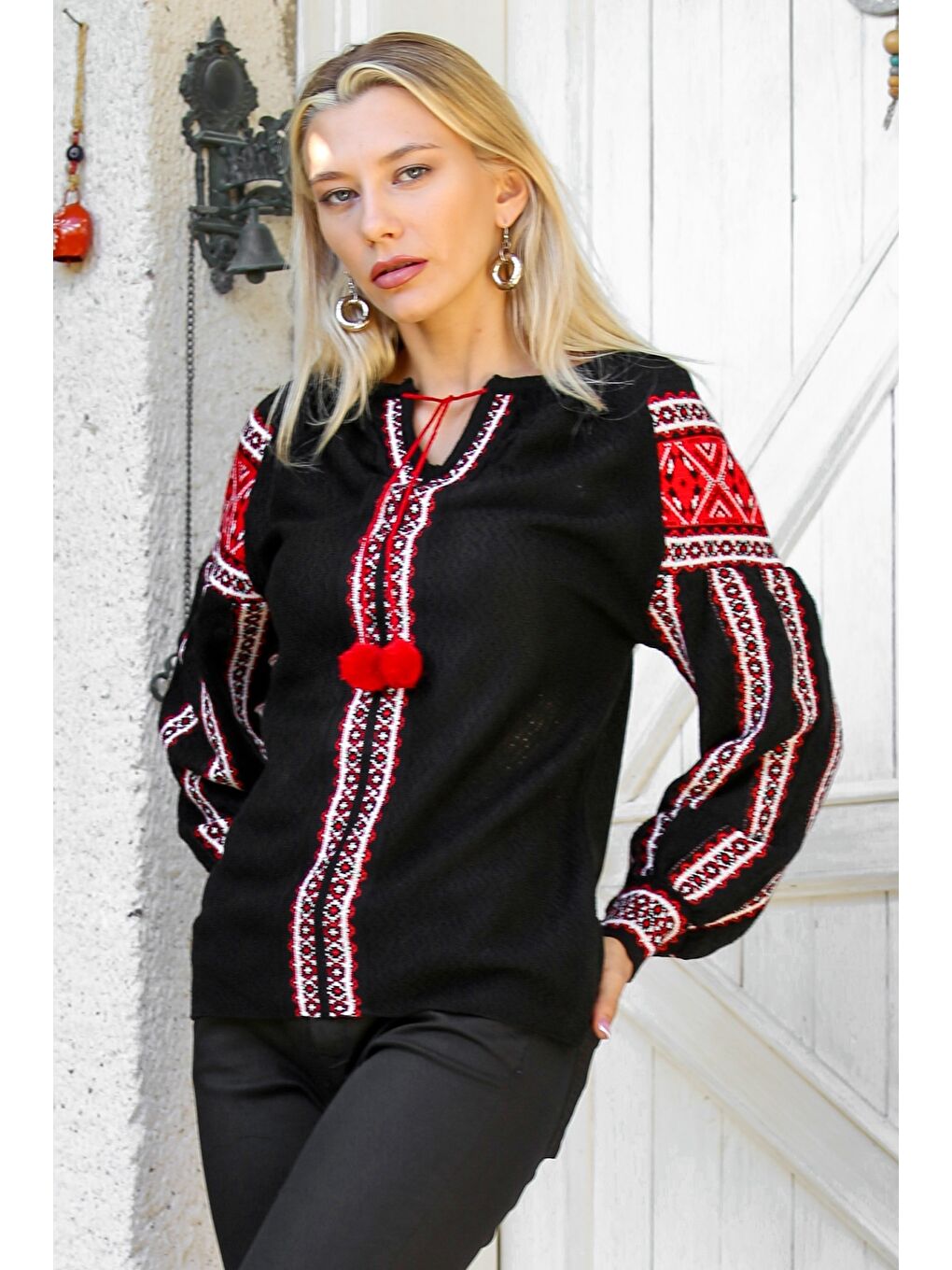 Siyah Boyundan Bağlamalı Balon Kol Ponponlu Triko Casual Bluz-2