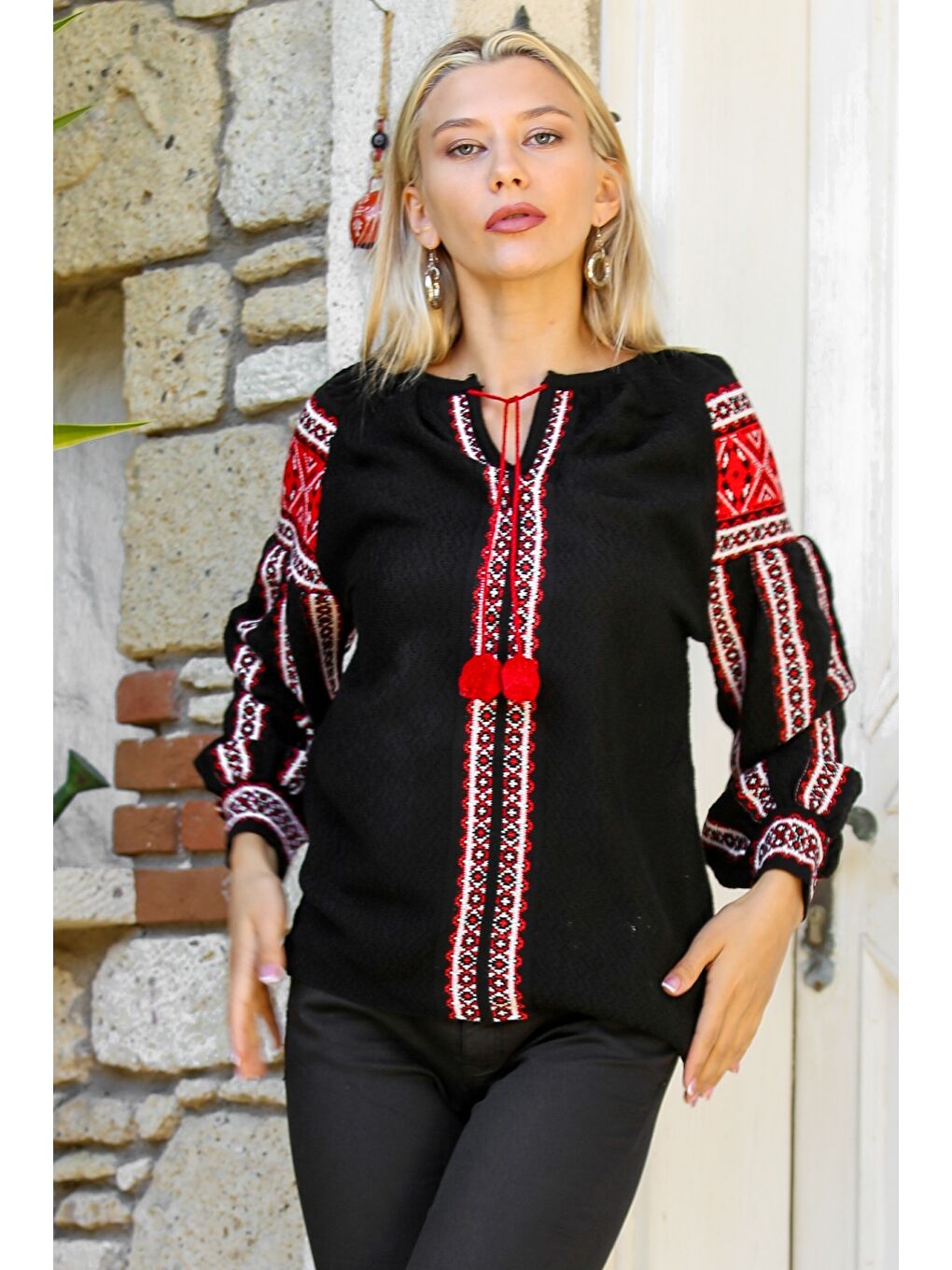 Siyah Boyundan Bağlamalı Balon Kol Ponponlu Triko Casual Bluz-3