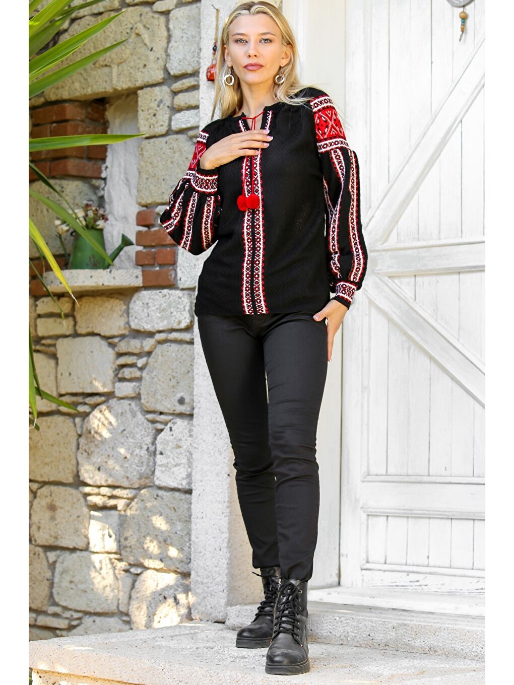 Siyah Boyundan Bağlamalı Balon Kol Ponponlu Triko Casual Bluz-5