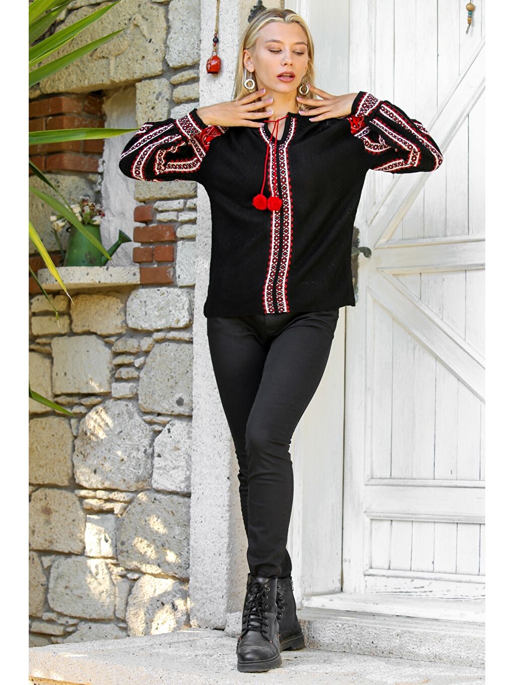 Siyah Boyundan Bağlamalı Balon Kol Ponponlu Triko Casual Bluz-6