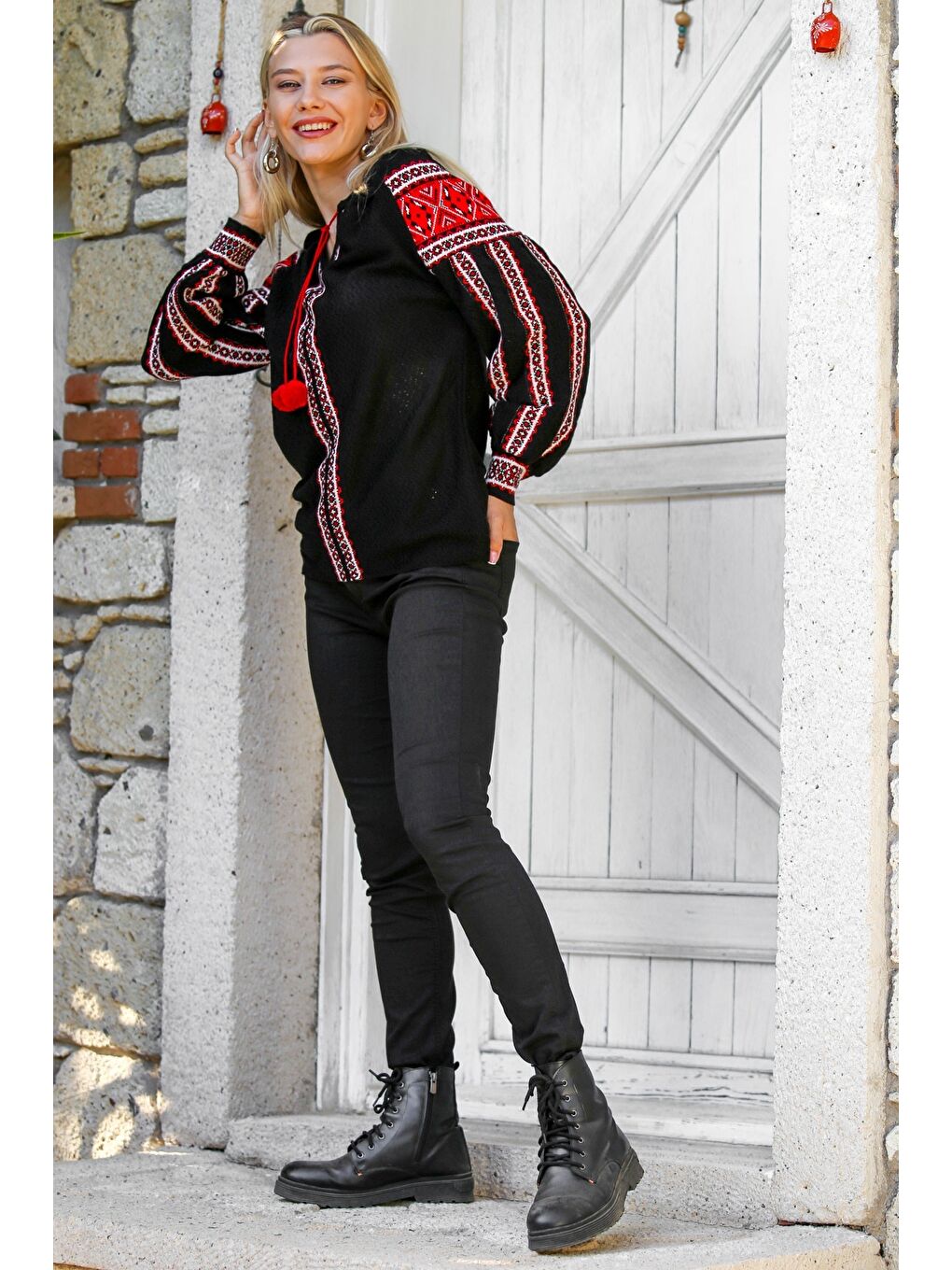 Siyah Boyundan Bağlamalı Balon Kol Ponponlu Triko Casual Bluz-7