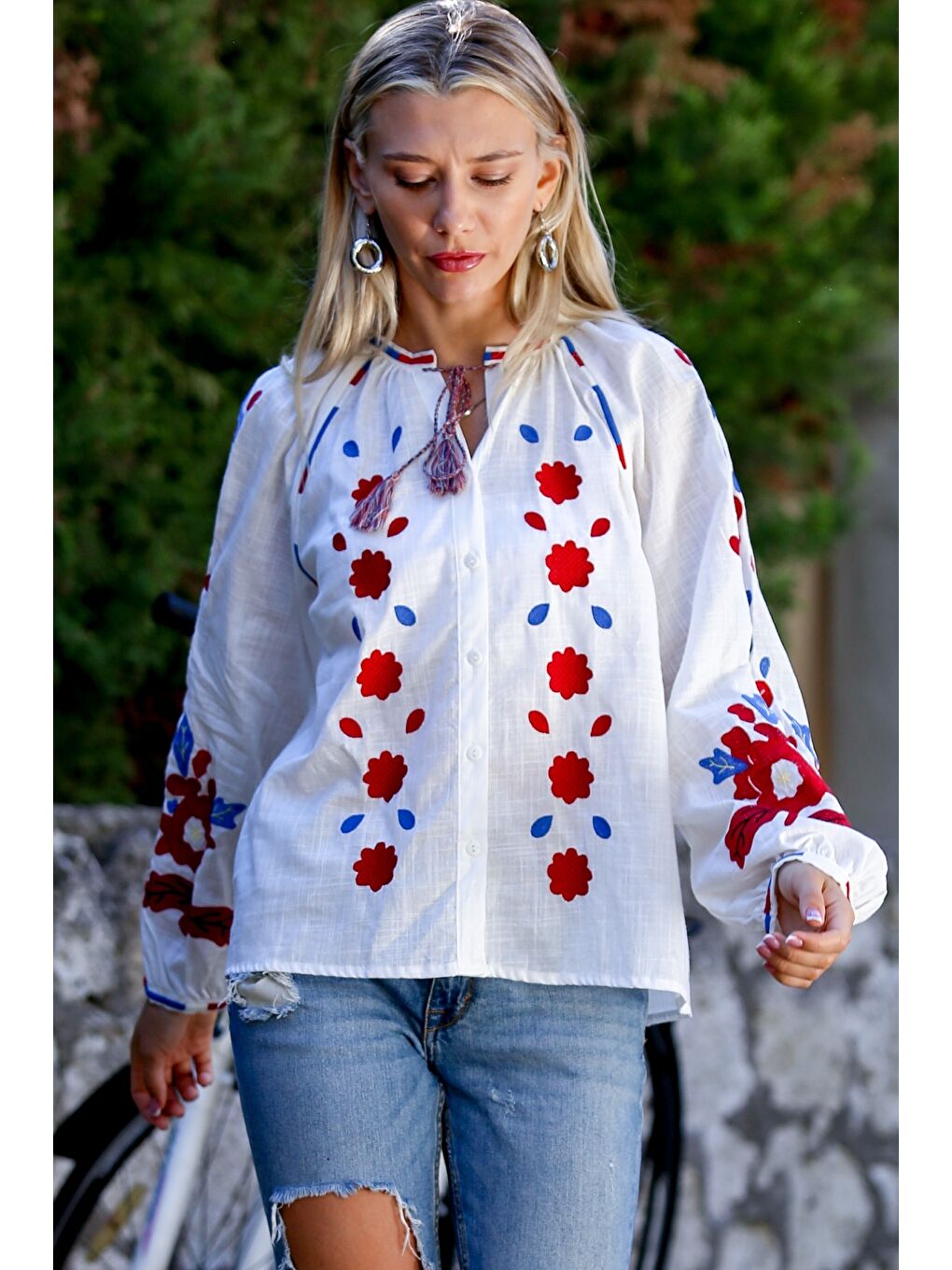 Beyaz Boyundan Bağlamalı Balon Kol Düğmeli Yaka Ve Kol Ucu Nakışlı Dokuma Casual Bluz