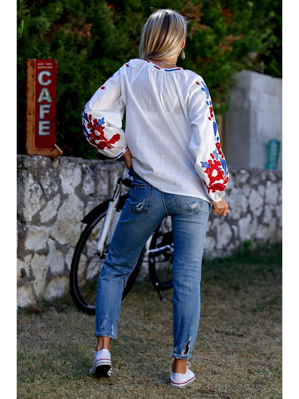 Beyaz Boyundan Bağlamalı Balon Kol Düğmeli Yaka Ve Kol Ucu Nakışlı Dokuma Casual Bluz-1