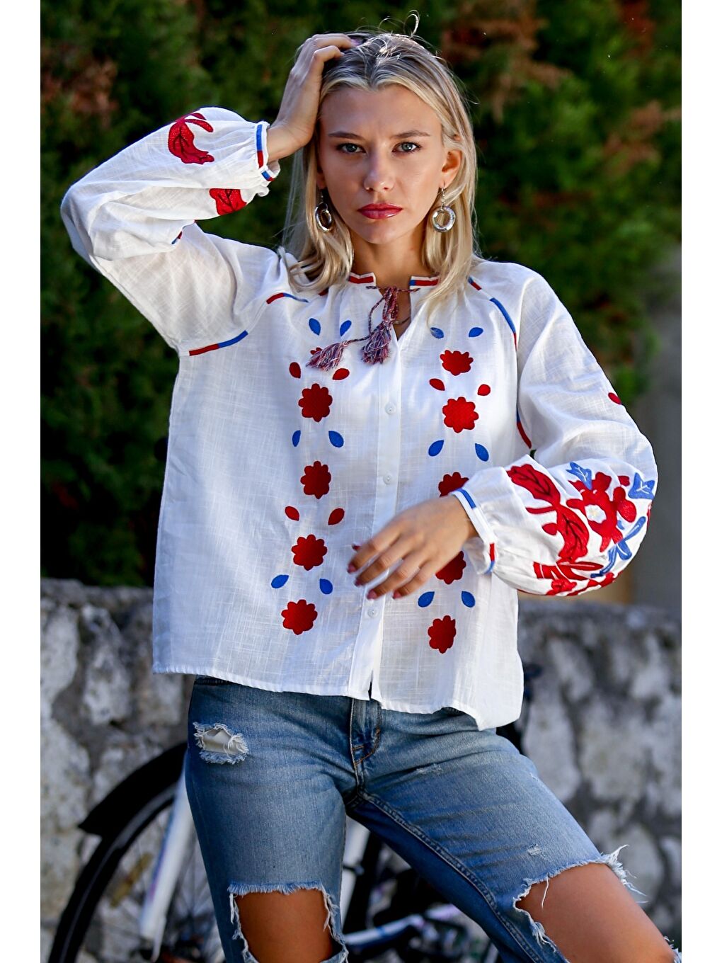 Beyaz Boyundan Bağlamalı Balon Kol Düğmeli Yaka Ve Kol Ucu Nakışlı Dokuma Casual Bluz-2