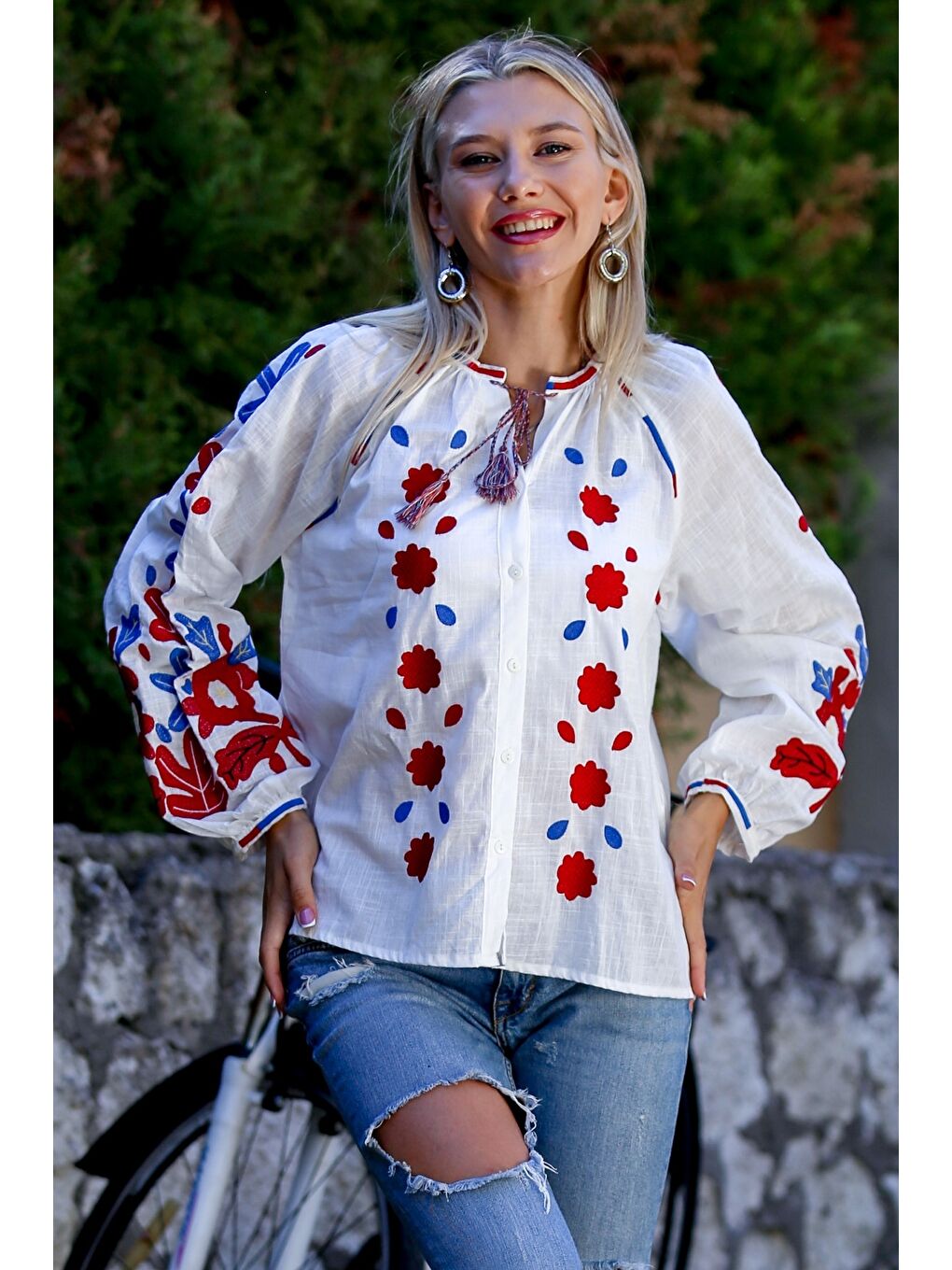 Beyaz Boyundan Bağlamalı Balon Kol Düğmeli Yaka Ve Kol Ucu Nakışlı Dokuma Casual Bluz-3