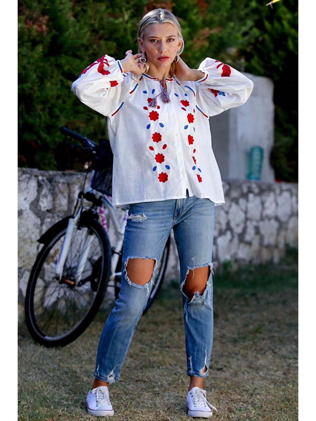 Beyaz Boyundan Bağlamalı Balon Kol Düğmeli Yaka Ve Kol Ucu Nakışlı Dokuma Casual Bluz-4