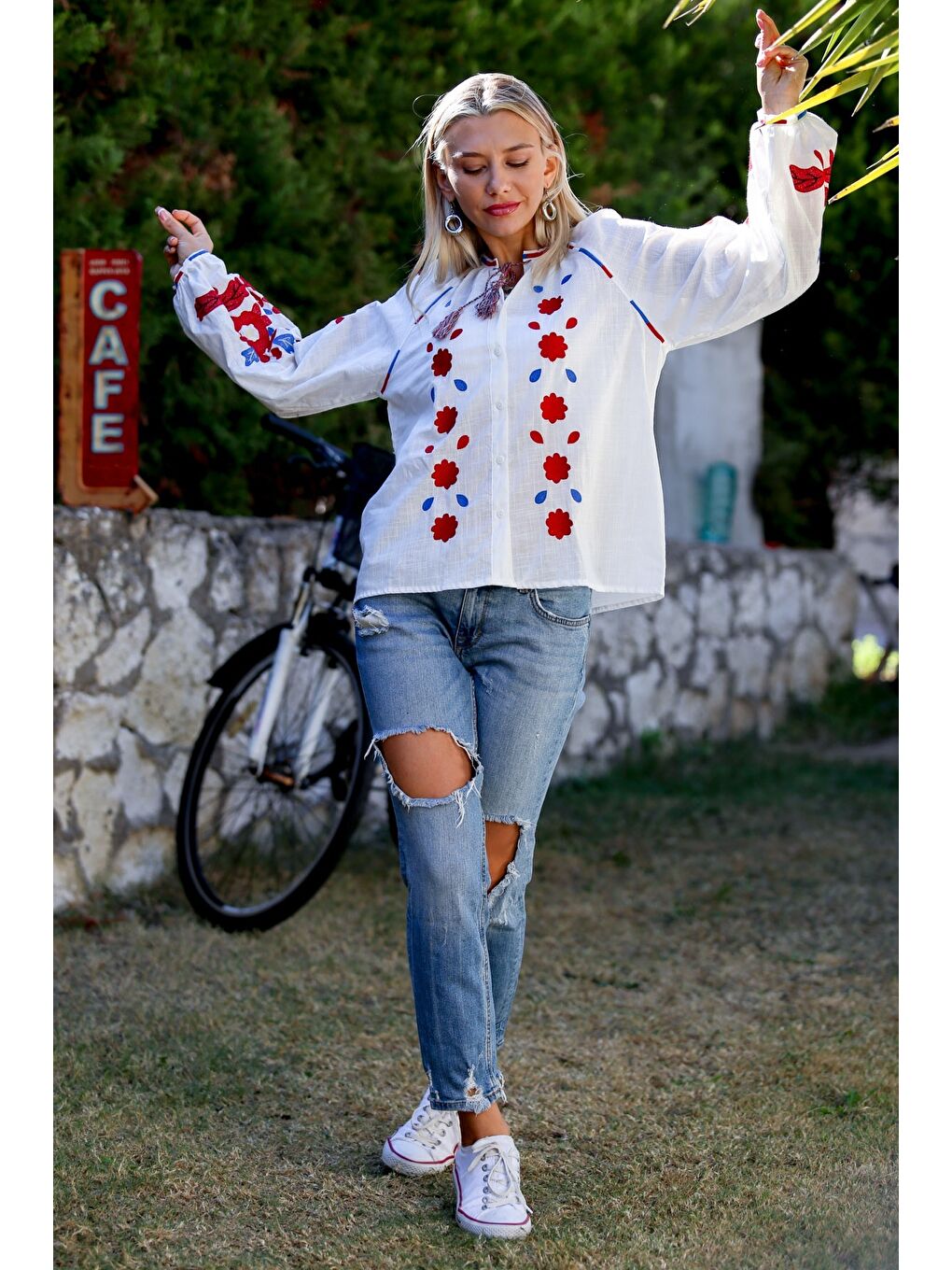 Beyaz Boyundan Bağlamalı Balon Kol Düğmeli Yaka Ve Kol Ucu Nakışlı Dokuma Casual Bluz-5