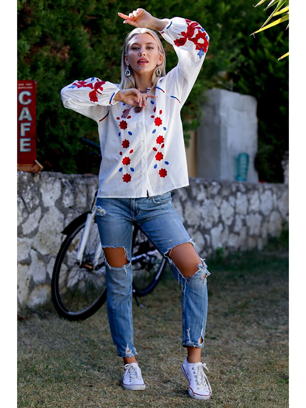 Beyaz Boyundan Bağlamalı Balon Kol Düğmeli Yaka Ve Kol Ucu Nakışlı Dokuma Casual Bluz-6