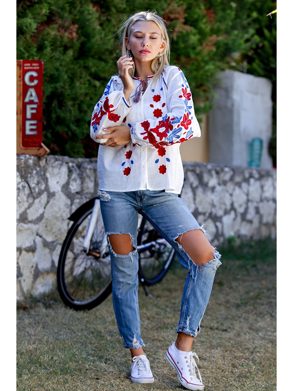 Beyaz Boyundan Bağlamalı Balon Kol Düğmeli Yaka Ve Kol Ucu Nakışlı Dokuma Casual Bluz-7