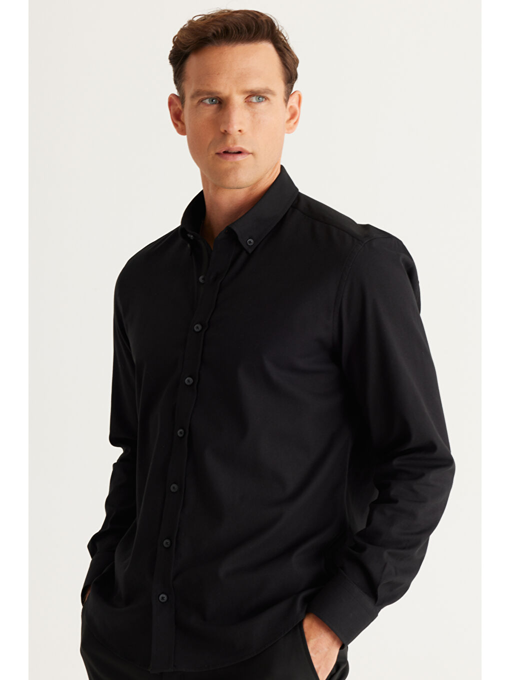 Erkek Siyah Slim Fit Dar Kesim Düğmeli Yaka Pamuklu Gabardin Gömlek-3