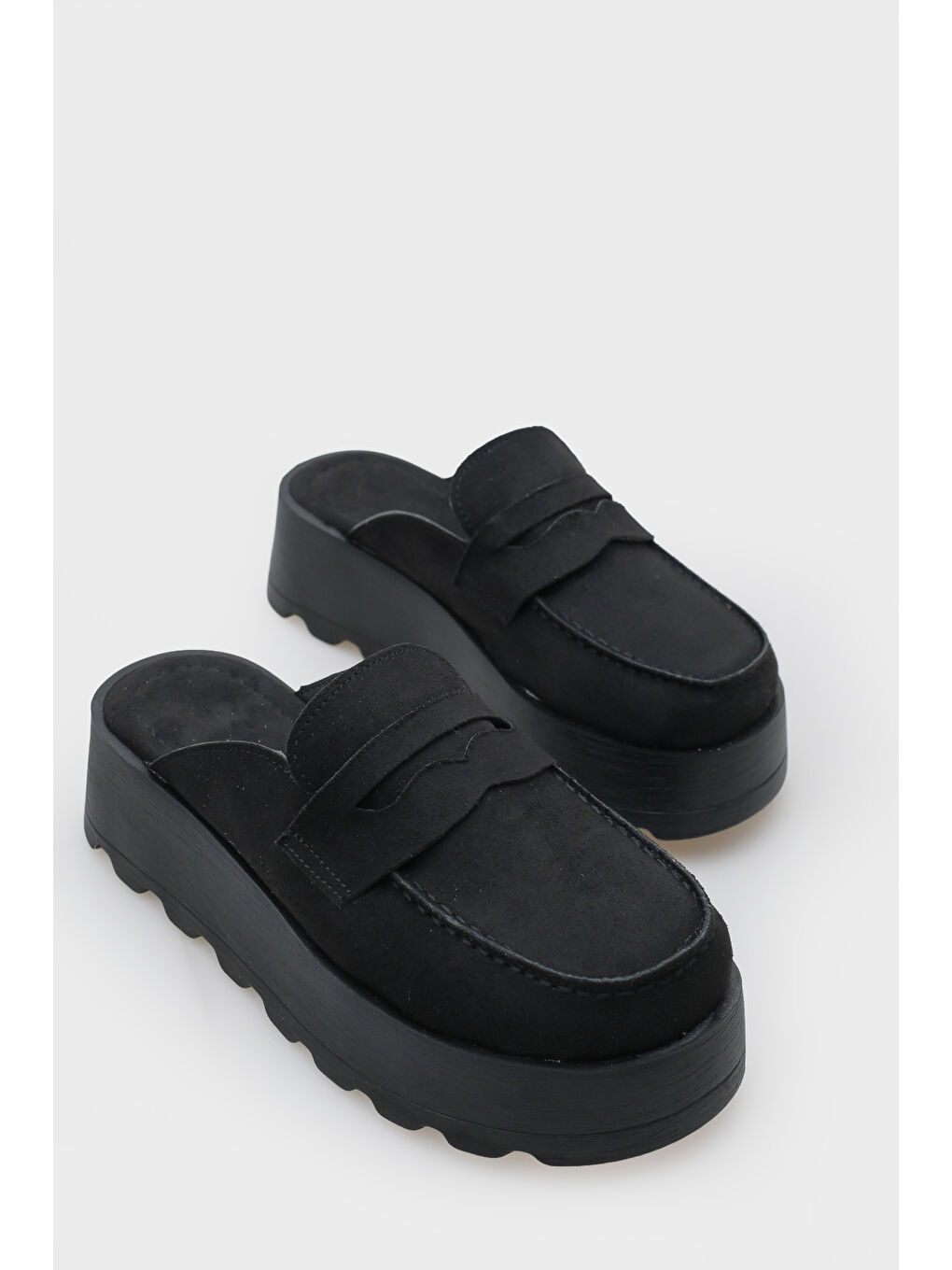 Siyah Karrie Süet Görünümlü Kadın Sabo