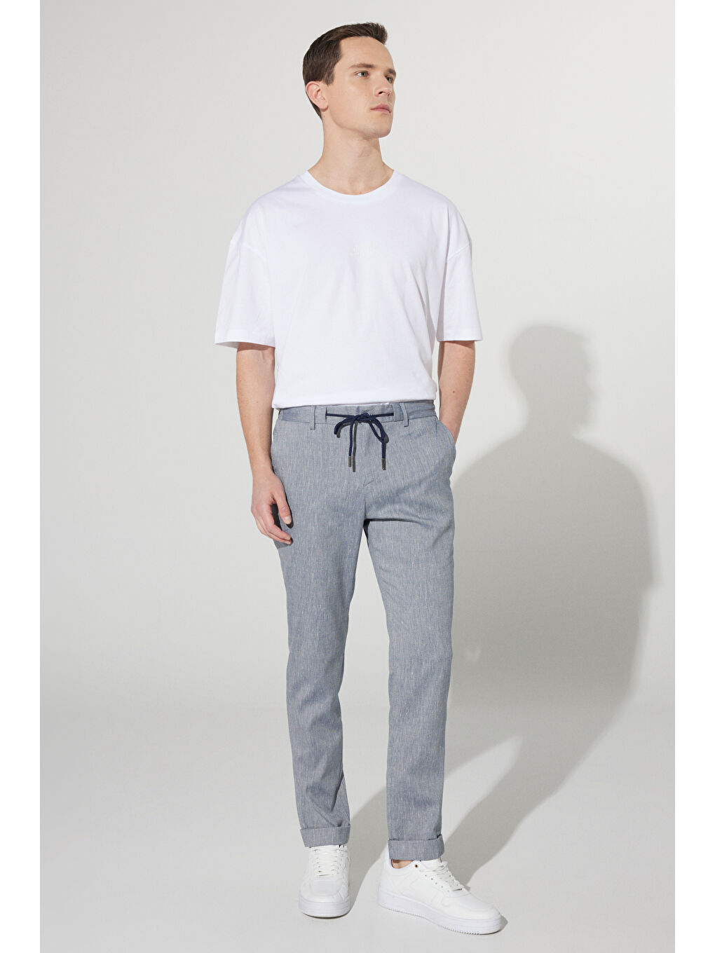 Erkek Lacivert Slim Fit Dar Kesim Keten Karışımlı Yan Cepli Beli Bağlamalı Pantolon