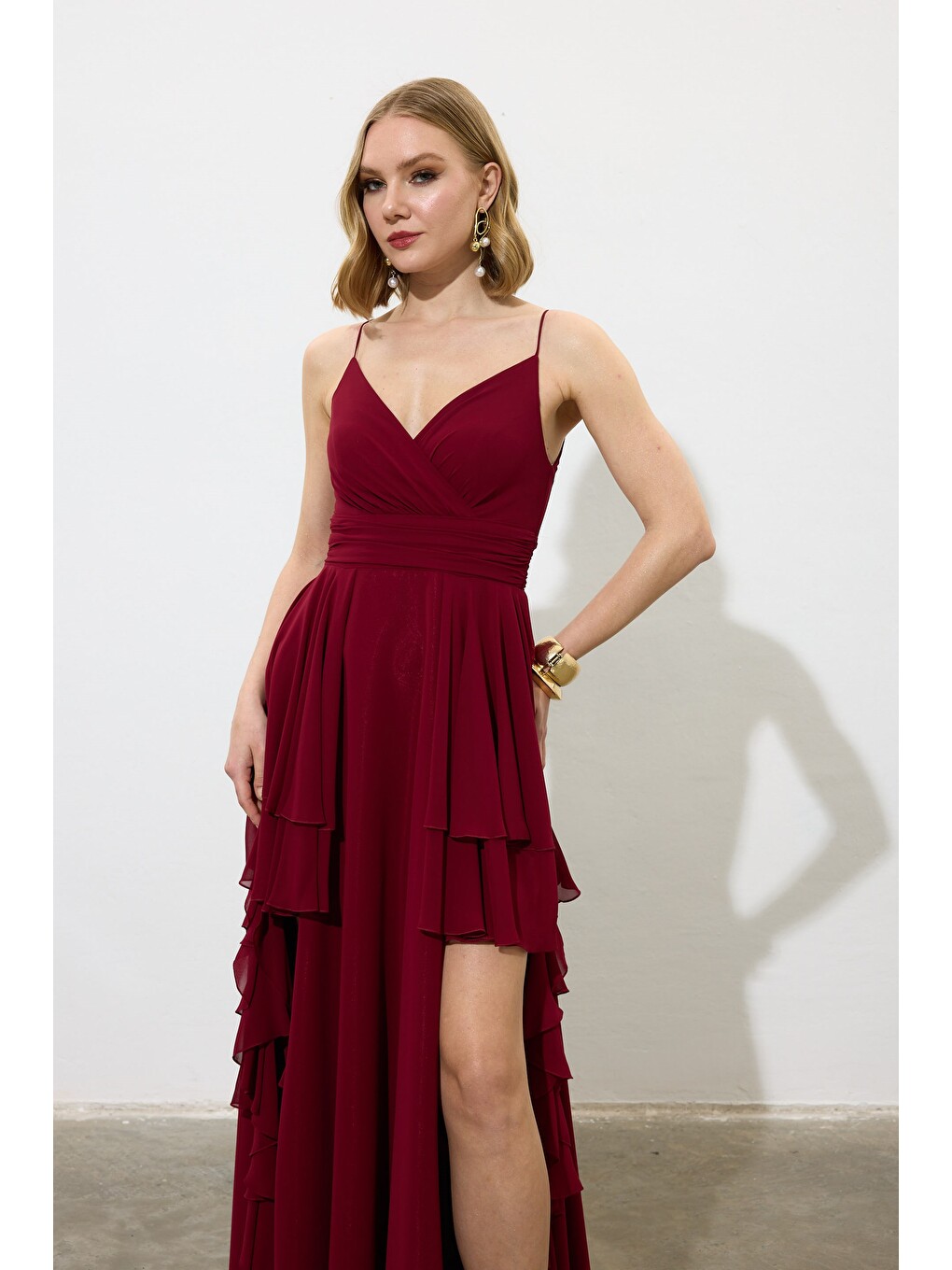 Bordo Askılı Yırtmaçlı Şifon Abiye Elbise-3
