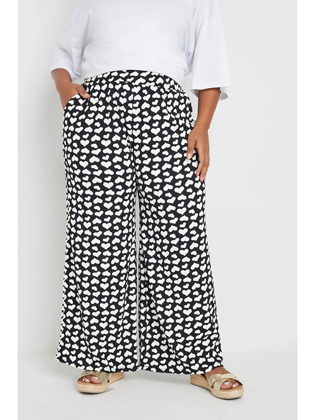 Siyah Büyük Beden Beli Lastikli Bol Paça Kalp Desenli Cepli Pantolon 303492-1