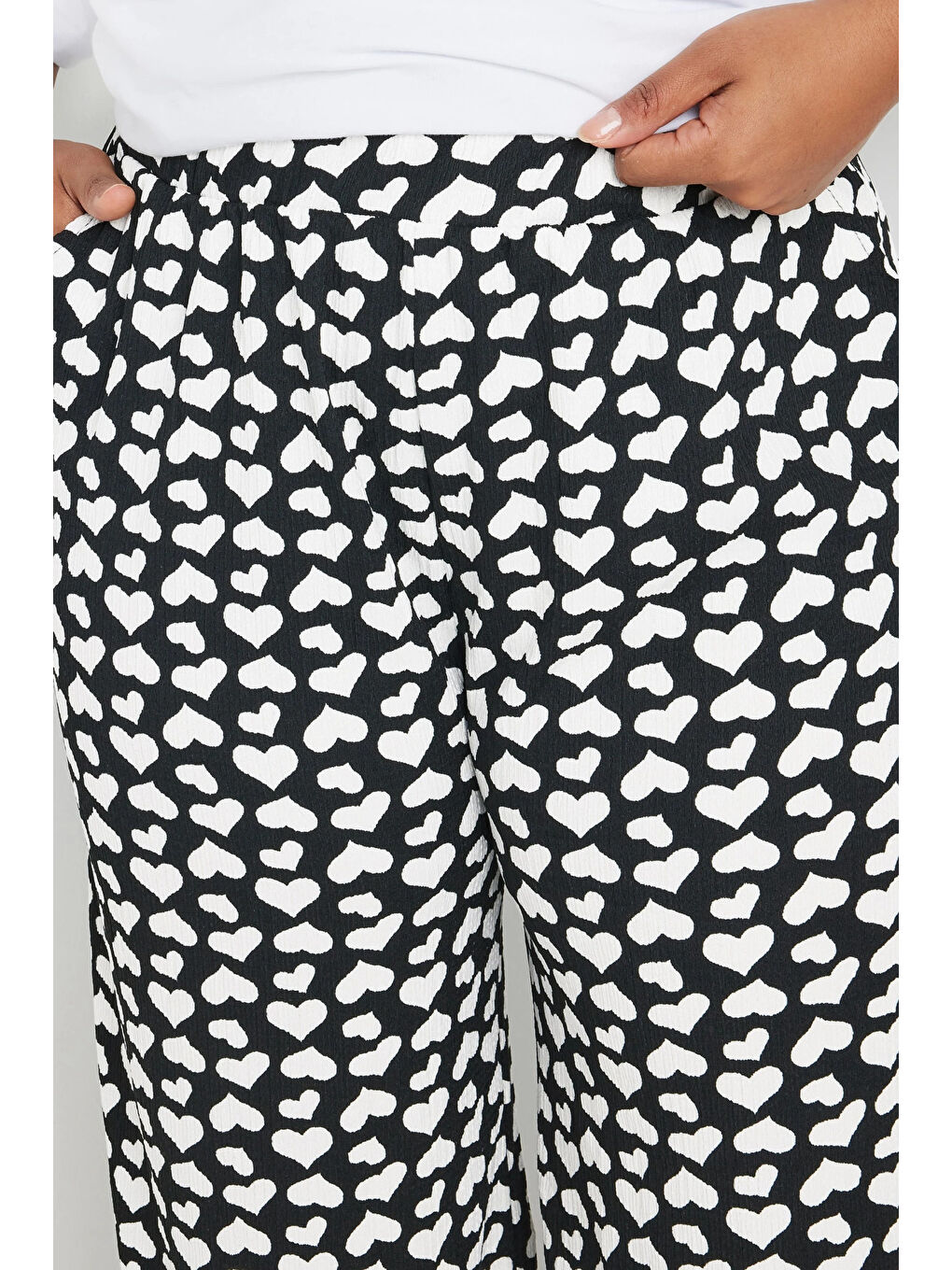 Siyah Büyük Beden Beli Lastikli Bol Paça Kalp Desenli Cepli Pantolon 303492-3