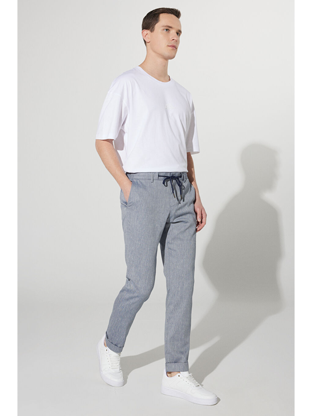 Erkek Lacivert Slim Fit Dar Kesim Keten Karışımlı Yan Cepli Beli Bağlamalı Pantolon-3