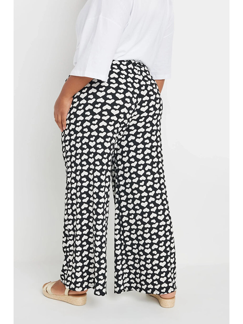 Siyah Büyük Beden Beli Lastikli Bol Paça Kalp Desenli Cepli Pantolon 303492-4