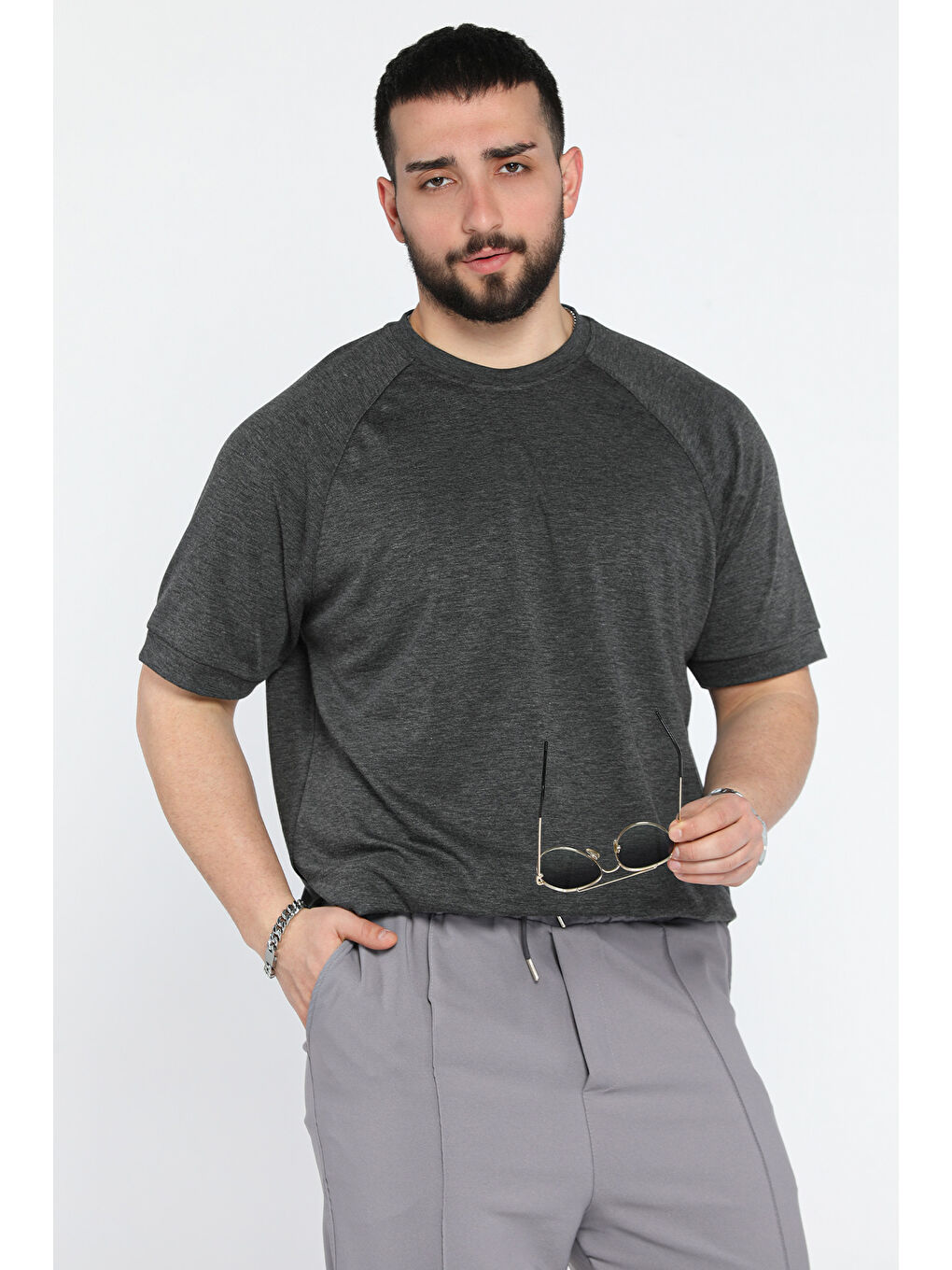 Antrasit Erkek Bisiklet Yaka Kendinden Desenli Amblem Detaylı Tişört