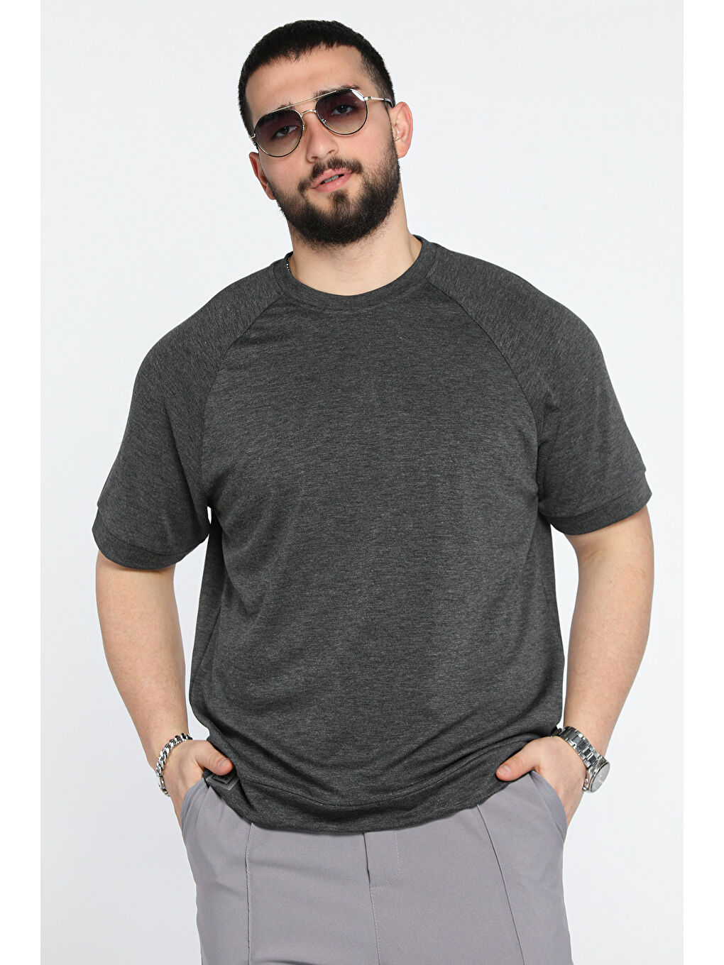 Antrasit Erkek Bisiklet Yaka Kendinden Desenli Amblem Detaylı Tişört-1