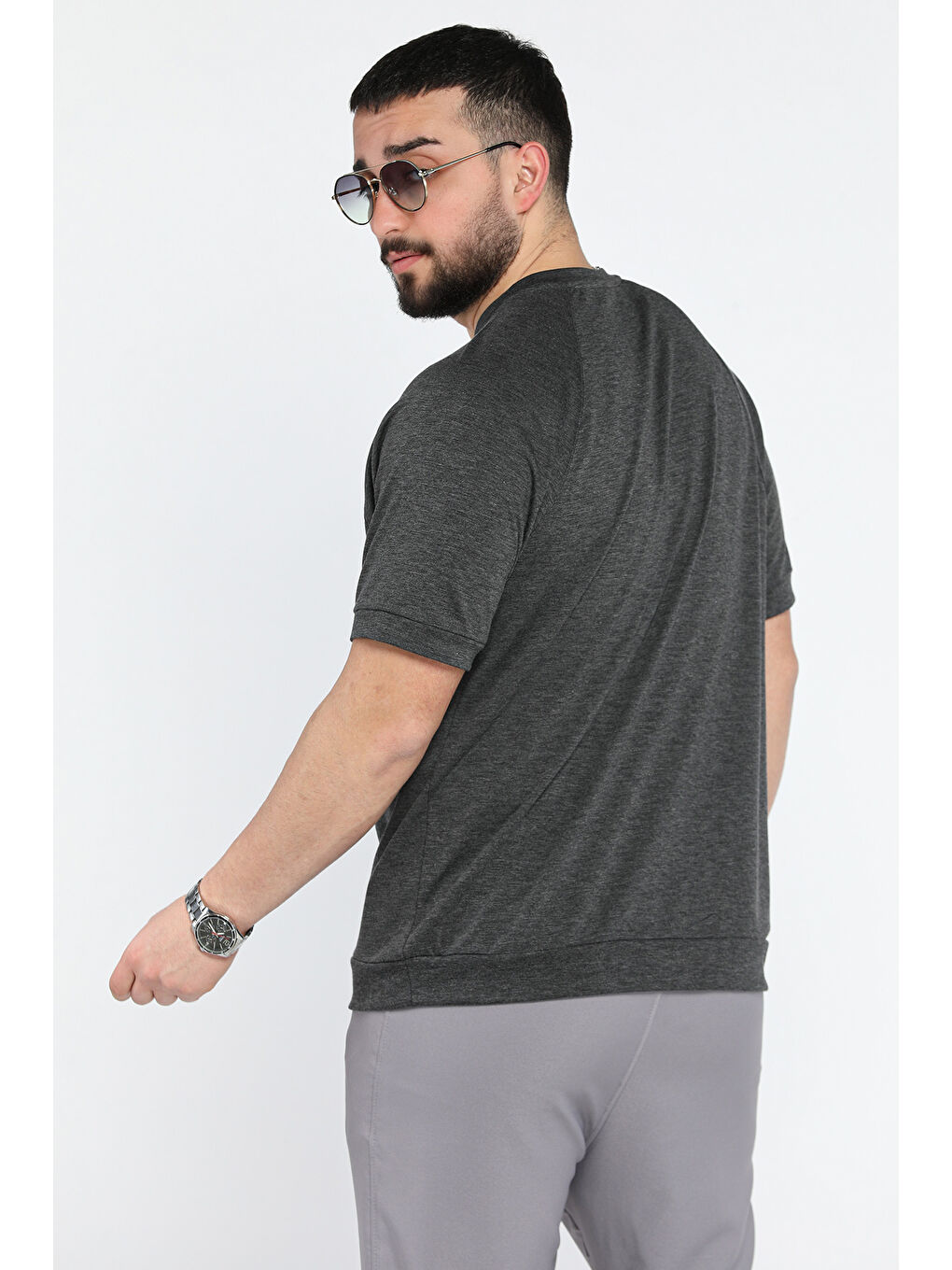 Antrasit Erkek Bisiklet Yaka Kendinden Desenli Amblem Detaylı Tişört-2