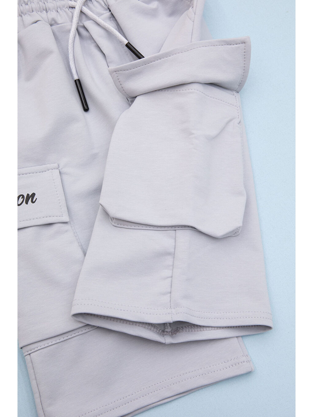 Açık Gri Cebi Yazı Baskılı Beli Lastikli Erkek Çocuk Şort 21162-1