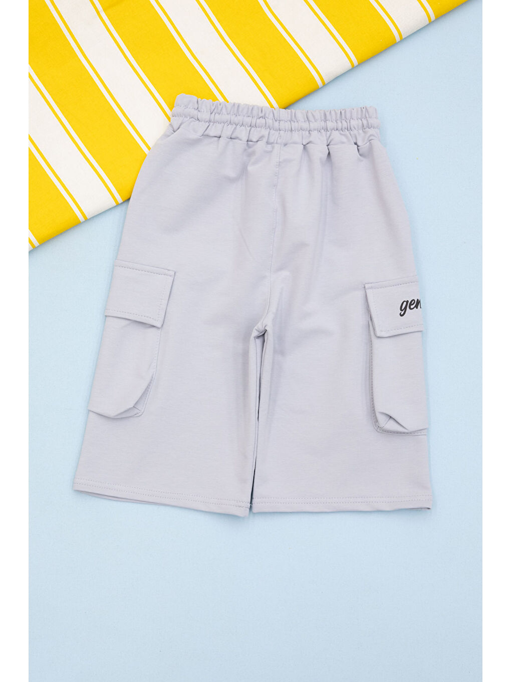 Açık Gri Cebi Yazı Baskılı Beli Lastikli Erkek Çocuk Şort 21162-2
