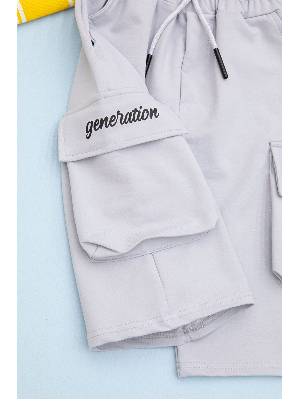 Açık Gri Cebi Yazı Baskılı Beli Lastikli Erkek Çocuk Şort 21162-3