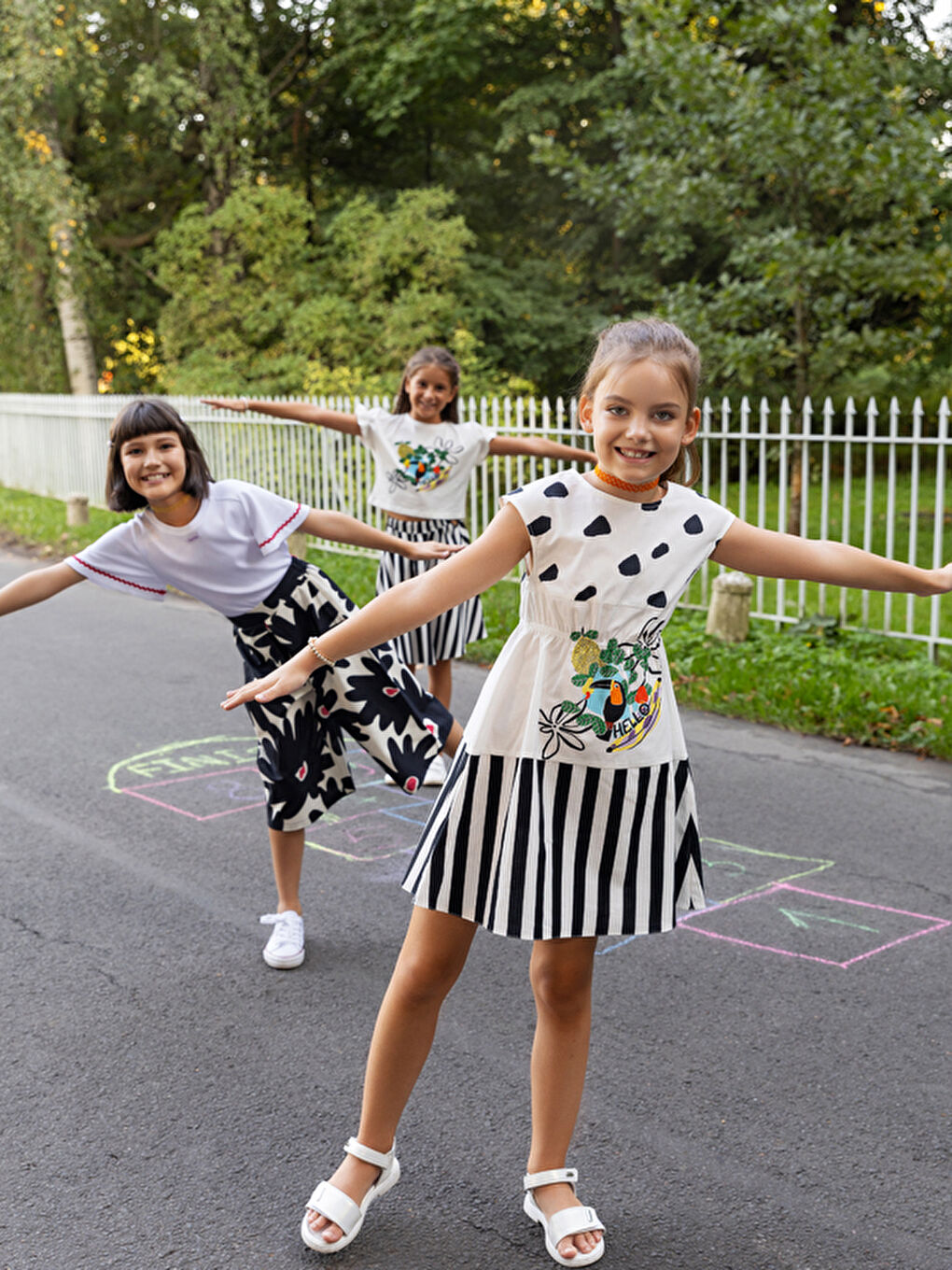 Beyaz Papağan Desenli Pamuklu Kız Çocuk Elbise-3