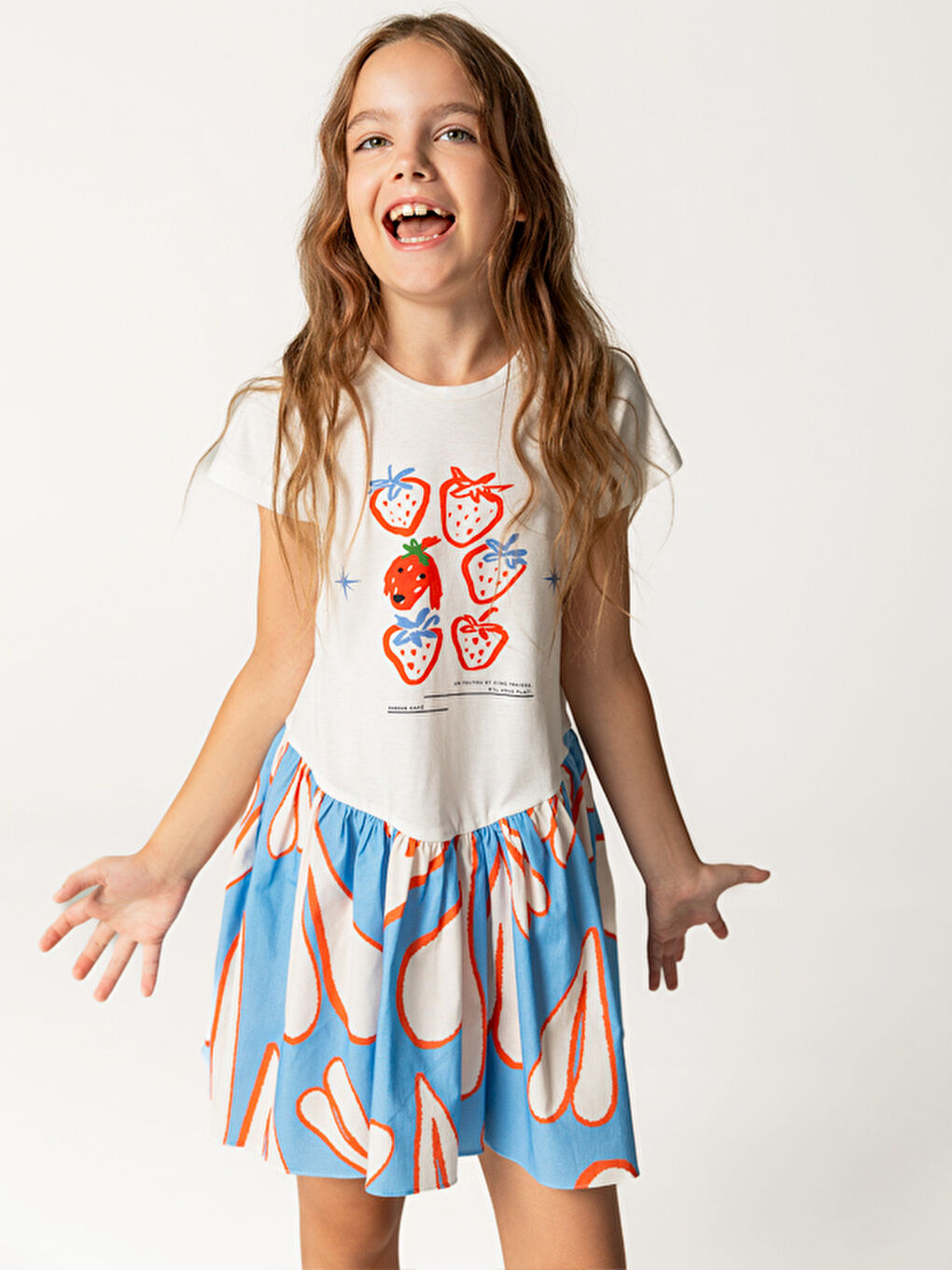 Beyaz Etekli Çilek Ve Kalp Desenli Kız Çocuk Elbise