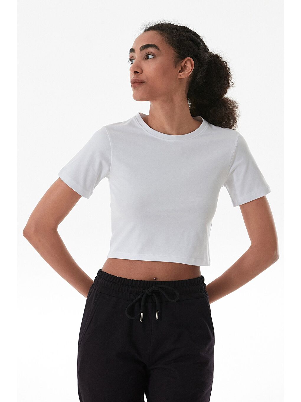 Beyaz Basic Bisiklet Yaka Crop Tişört