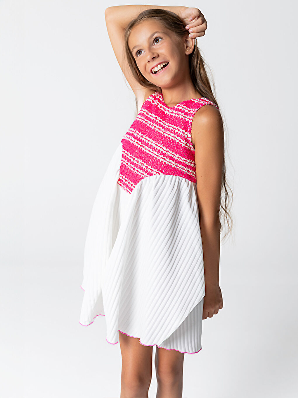 Beyaz Göğsü İşlemeli Kolsuz Pileli Kız Çocuk Elbise