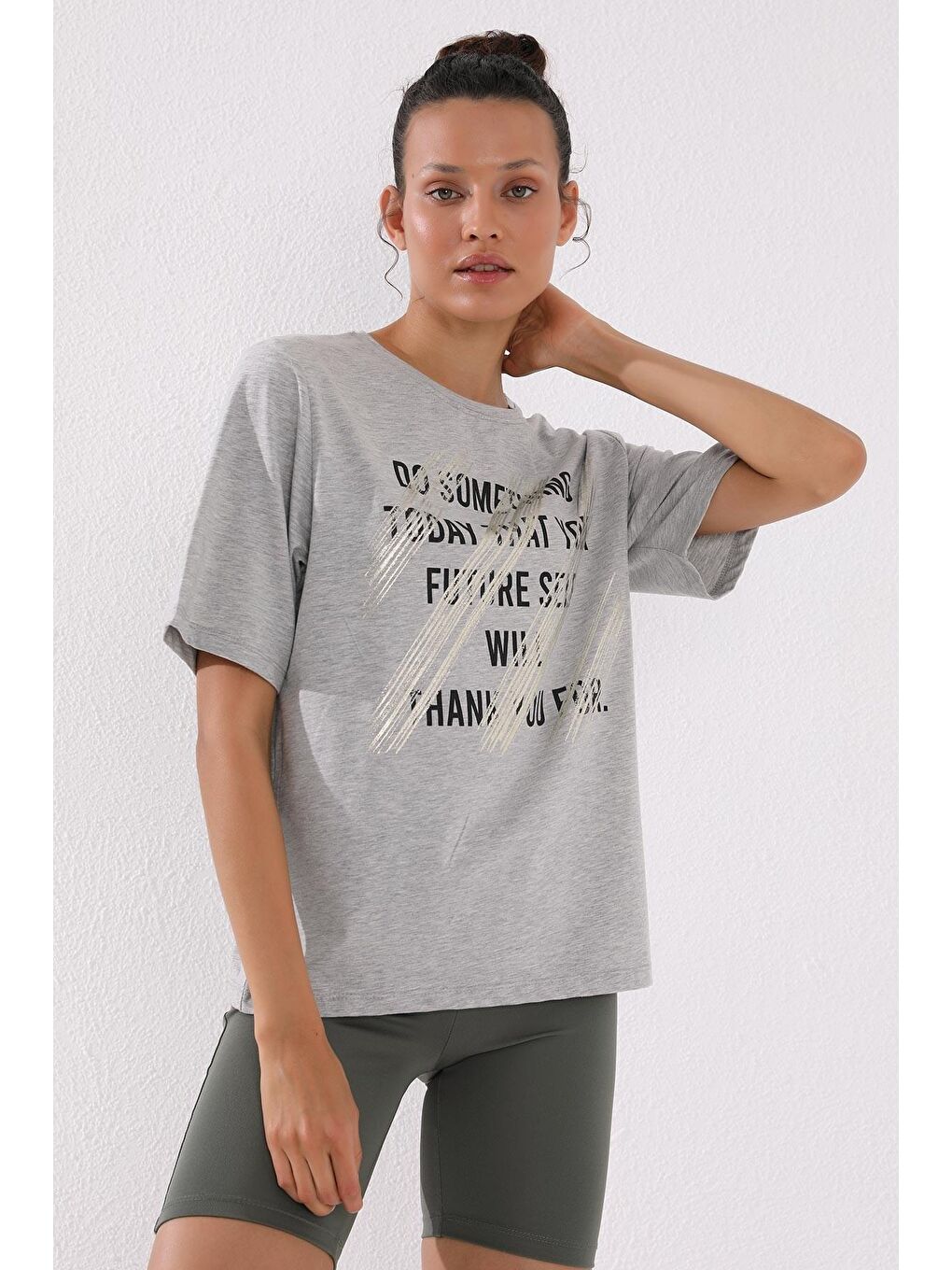 TOMMYLIFE Gri Melanj Deforme Yazı Baskılı O Yaka Kadın Oversize T-Shirt - 97133