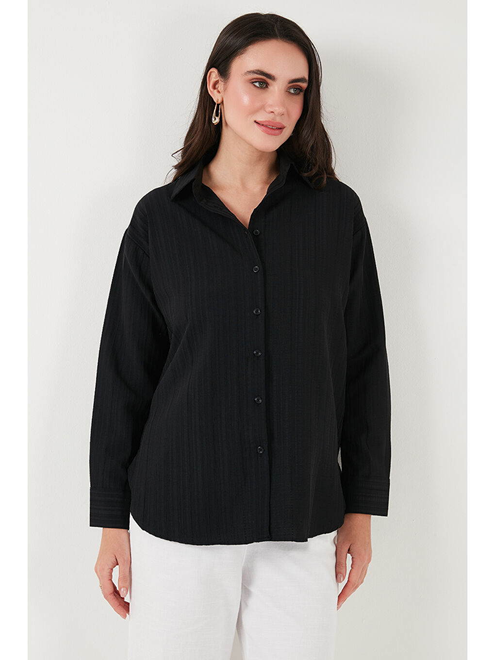 Siyah Regular Fit Uzun Kollu Dokulu Kadın Gömlek 6772799-4