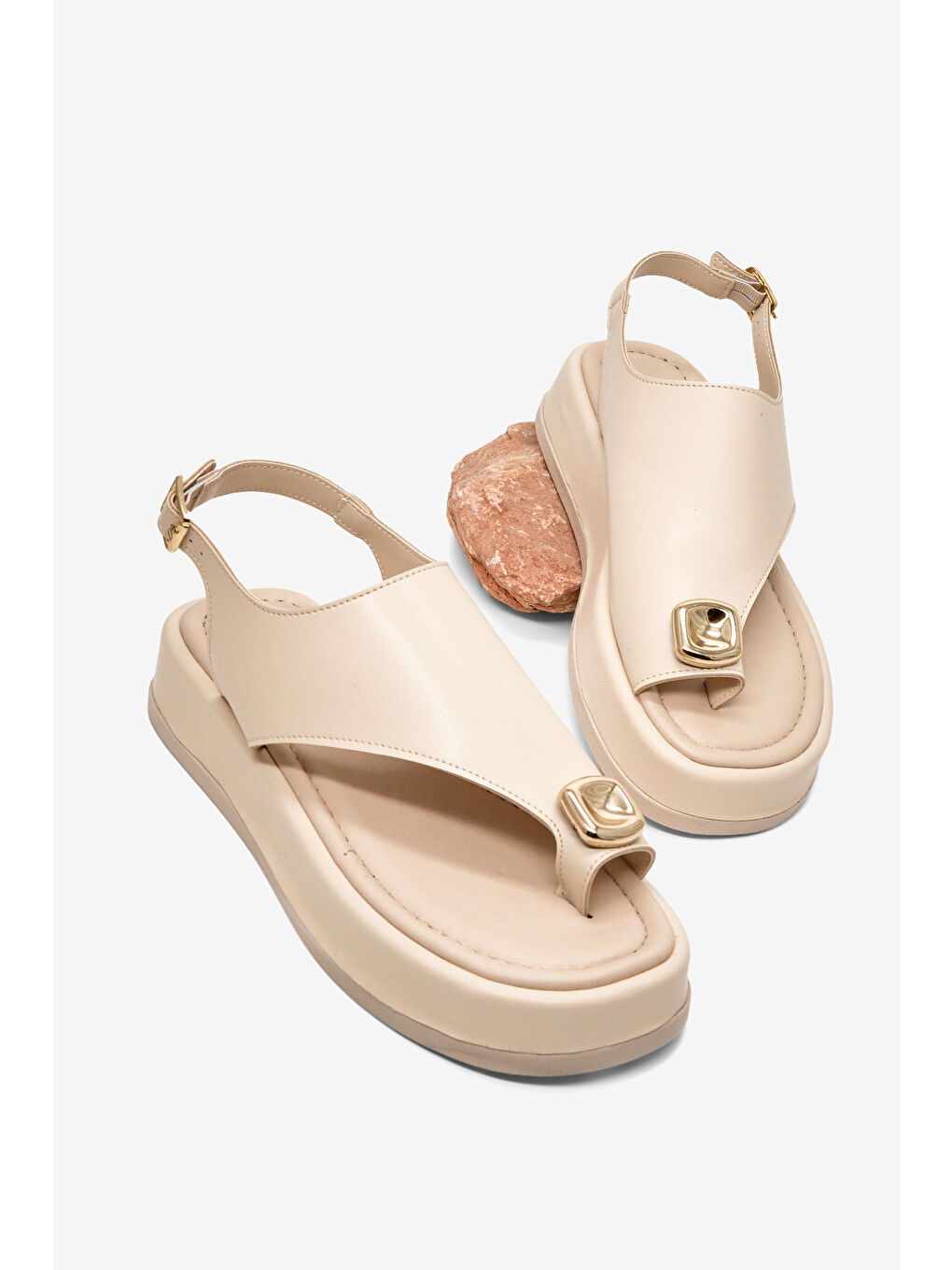 Kadın Bej Rahat Kalıp Taşlı Parmak Arası Detaylı Sandalet-1