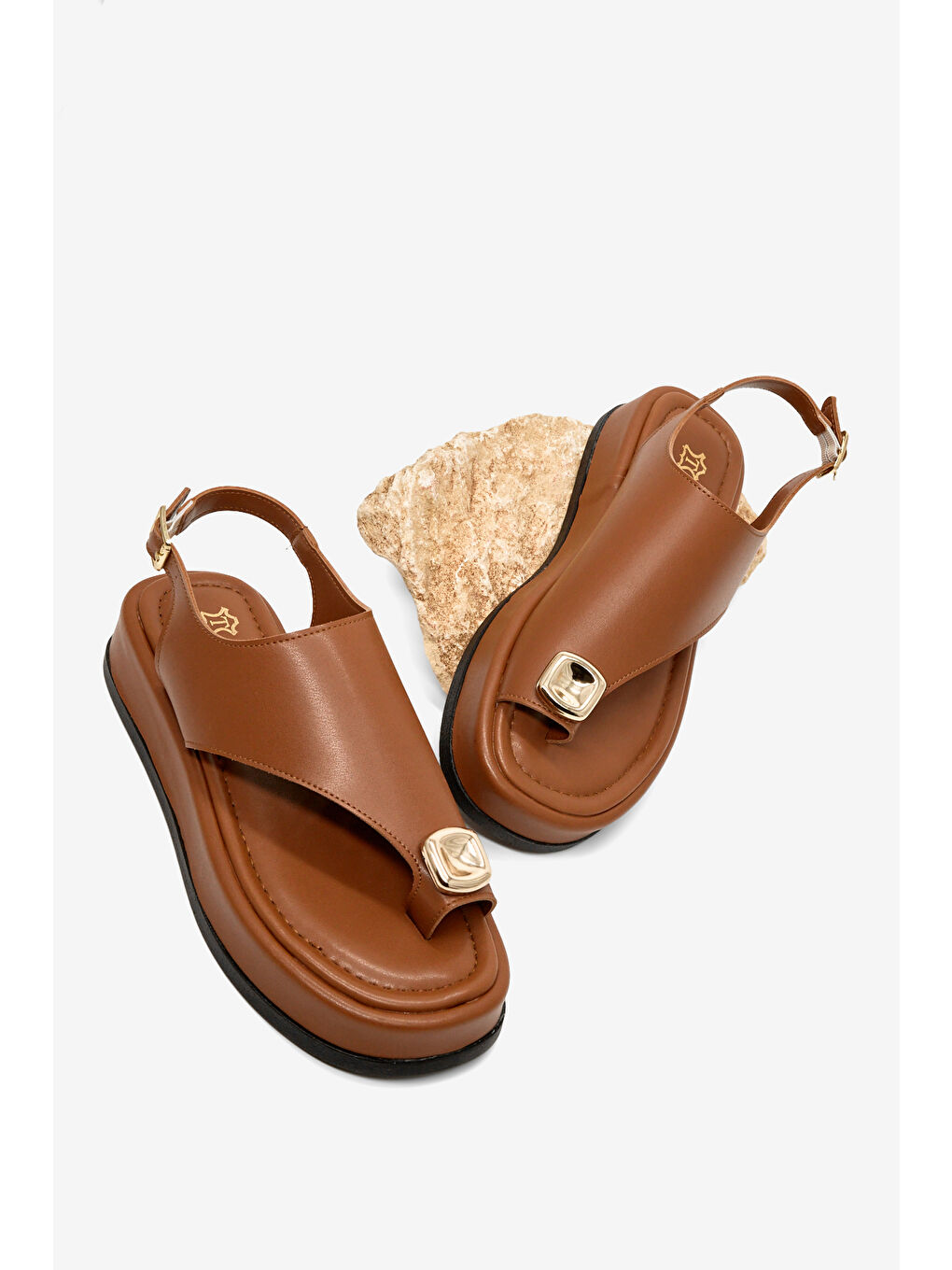 Kahverengi Kadın Taba Rahat Kalıp Taşlı Parmak Arası Detaylı Sandalet-2