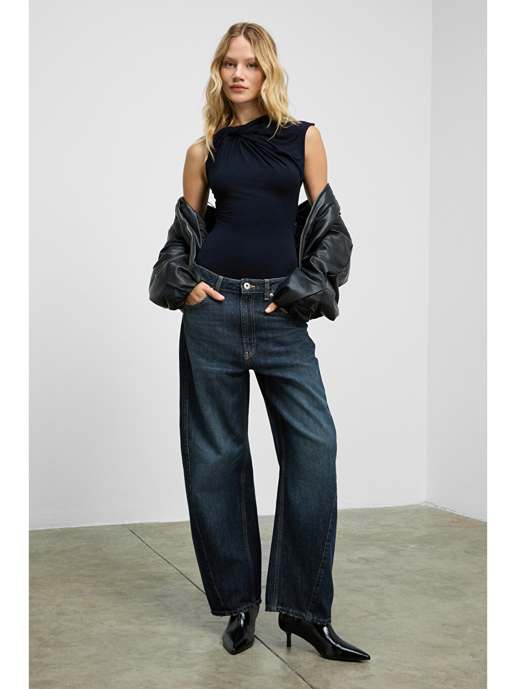 Orılenna Kadın Önü Düğüm Detaylı Vücudu Saran Sıfır Kollu Slim Fit Lacivert Bluz-2