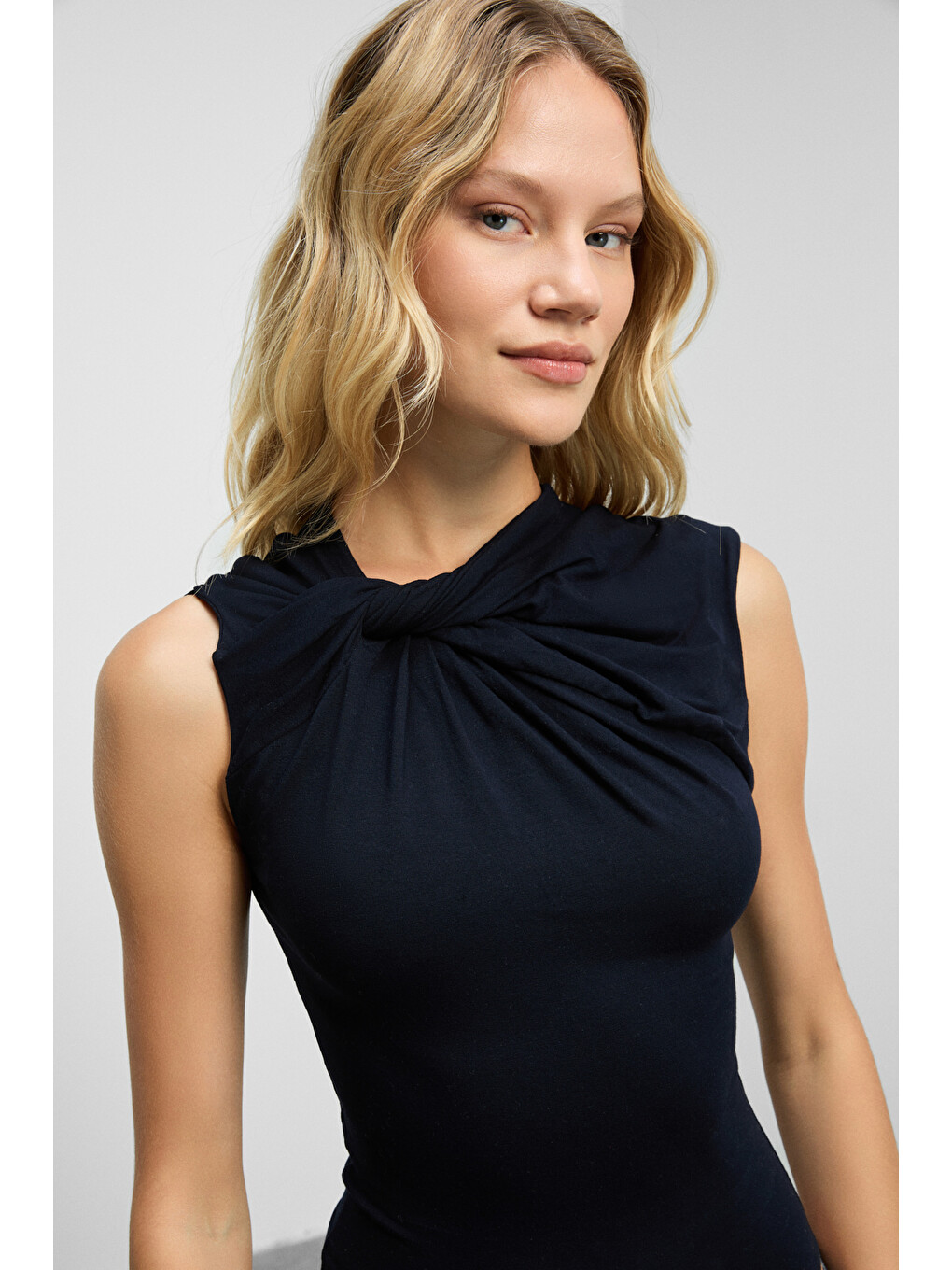 Orılenna Kadın Önü Düğüm Detaylı Vücudu Saran Sıfır Kollu Slim Fit Lacivert Bluz
