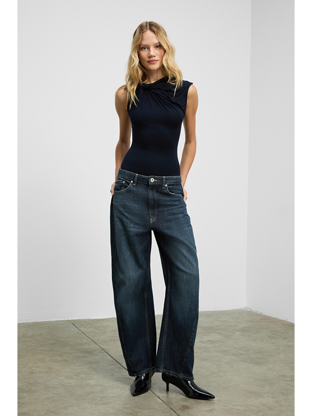 Orılenna Kadın Önü Düğüm Detaylı Vücudu Saran Sıfır Kollu Slim Fit Lacivert Bluz-1