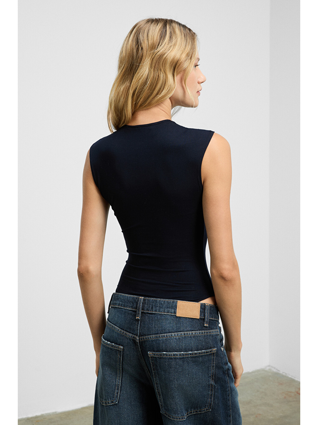 Orılenna Kadın Önü Düğüm Detaylı Vücudu Saran Sıfır Kollu Slim Fit Lacivert Bluz-3