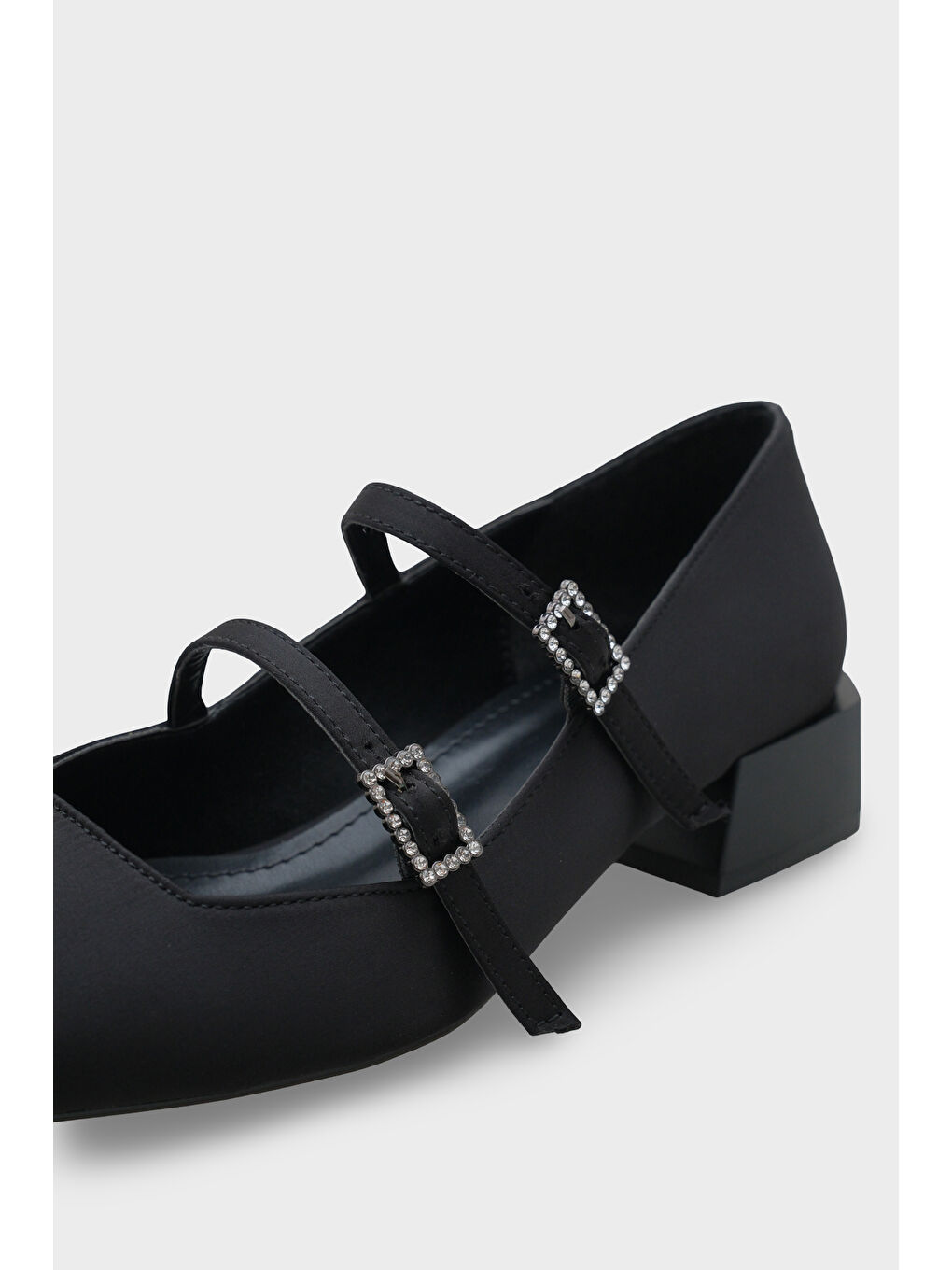 Siyah Katheryn Küt Burunlu Kısa Topuklu Taşlı Tokalı Saten Mary Jane Kadın Ayakkabı-2