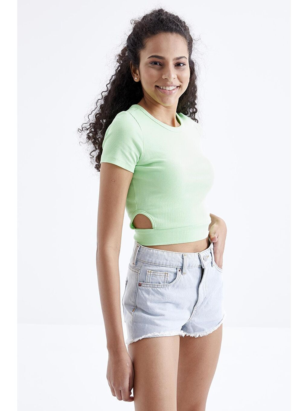 TOMMYLIFE Fıstık Yeşil Basic Yanı Pencereli O Yaka Kadın Crop Top T-Shirt - 97207